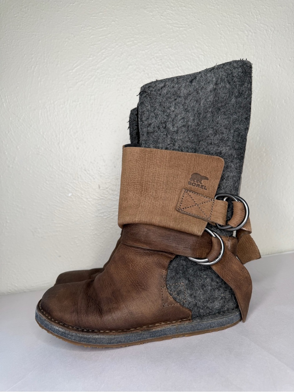 Sorel Chipahko gray felt brown leather boot